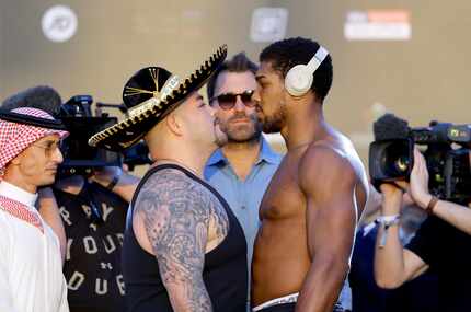 Andy Ruiz Jr (izq) y Anthony Joshua en el cara a cara durante la ceremonia de pesaje...