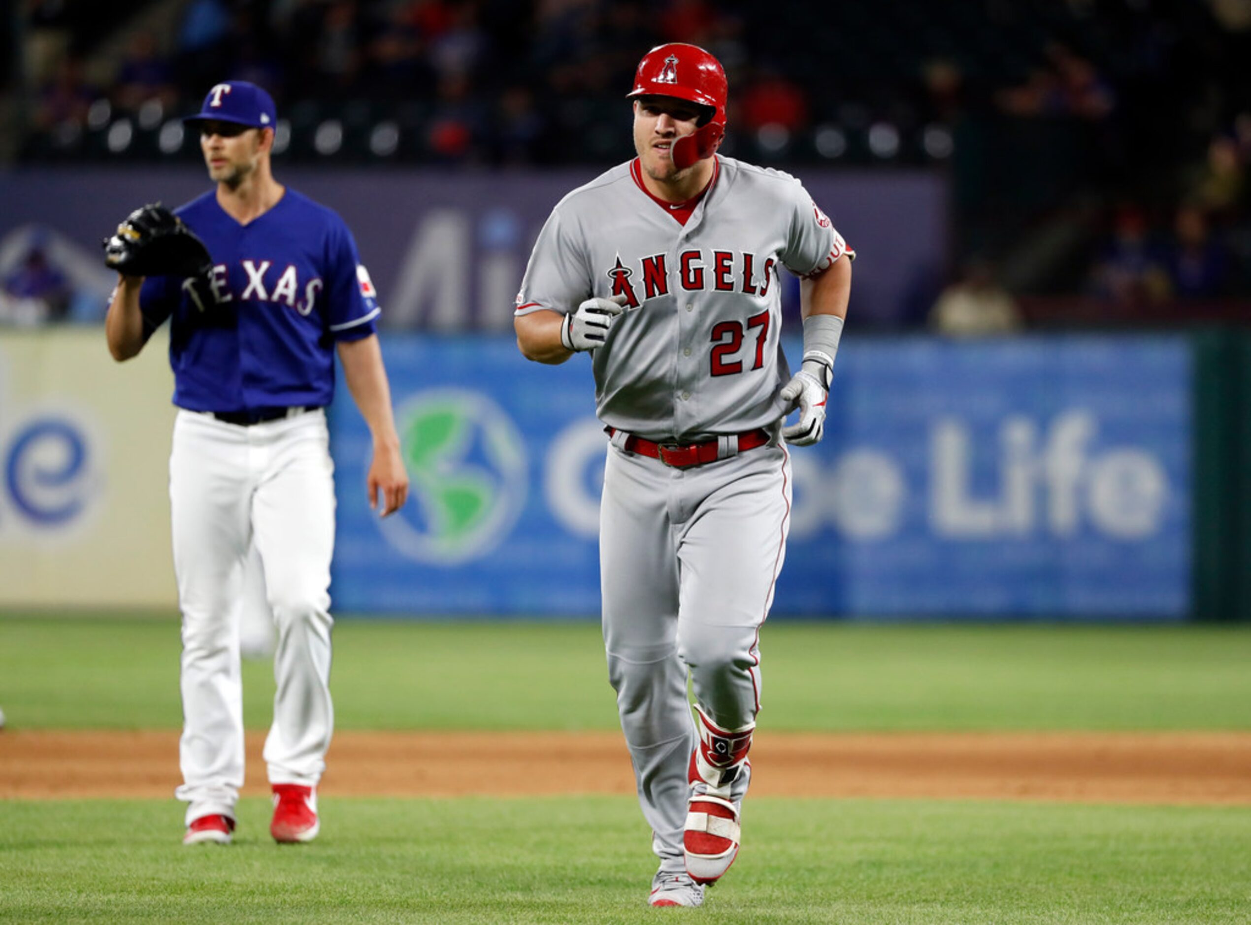 Los Angeles Angels' Mike Trout (27) jogs back to the dugout after popping out against...