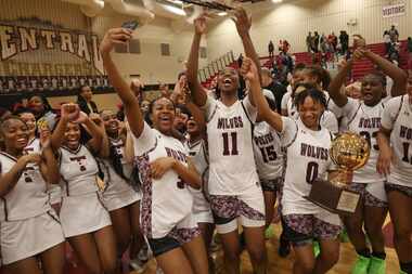 Mansfield Timberview players and cheerleaders celebrate at mid court following their 64-44...