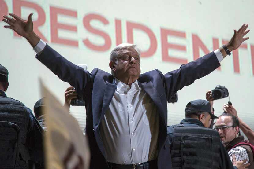 Andrés Manuel López Obrador saludó a sus simpatizantes el domingo en la noche en el Zócalo...