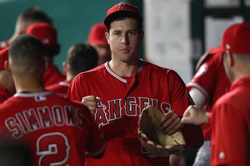 El abridor Tyler Skaggs #45 de Los Angeles Angels falleció el lunes. El partido contra los...