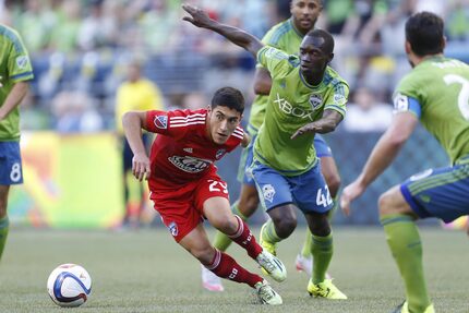 Alejandro Zendejas takes on Seattle Sounders.