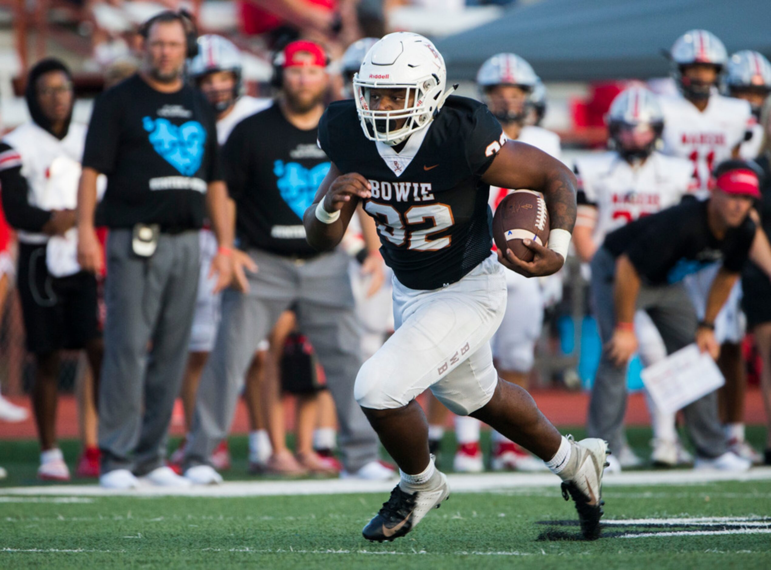 Arlington Bowie running back Marsaillus Sims (32) runs the ball during the first quarter of...