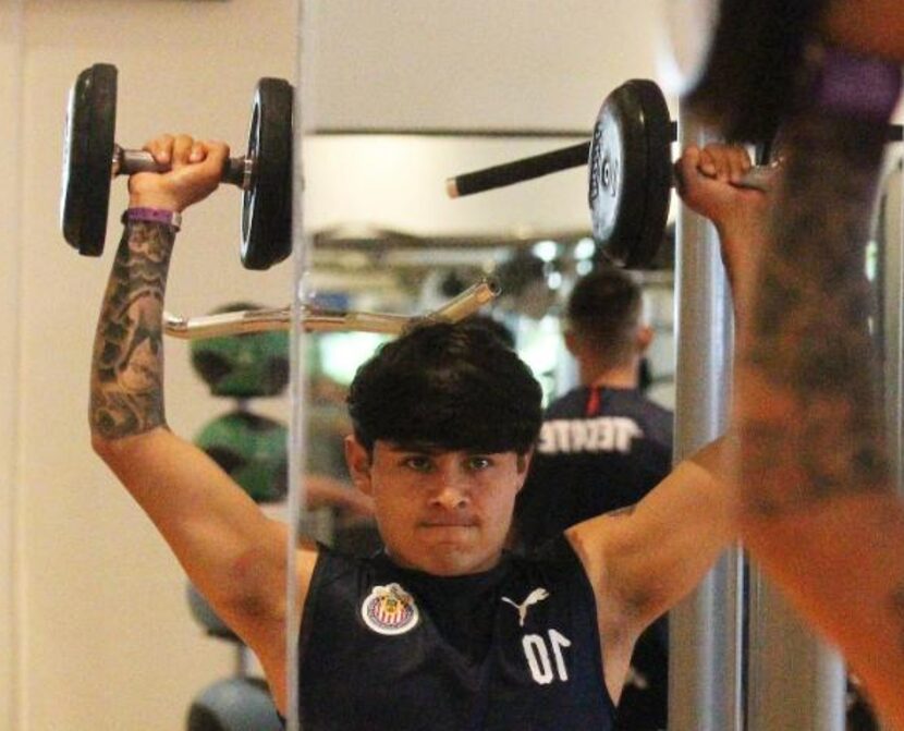 Chofis en el gym. Foto del sitio oficial de Chivas.