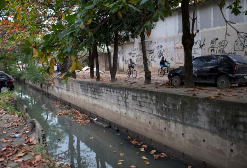 Un canal de agua contaminada recorre la favela Ciudad de Dios.