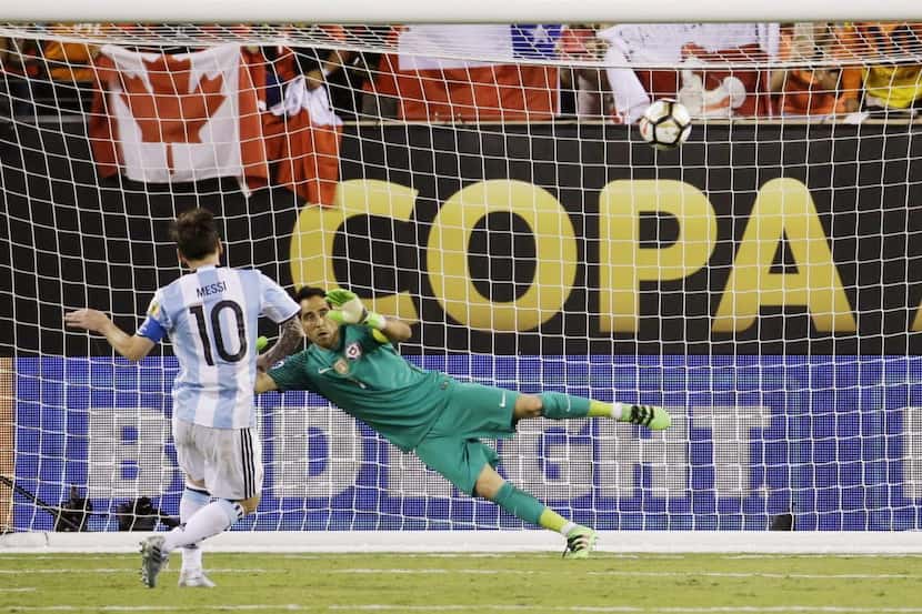 Lionel Messi de Argentina falla su penal en la ronda de penalties en la final de la Copa...