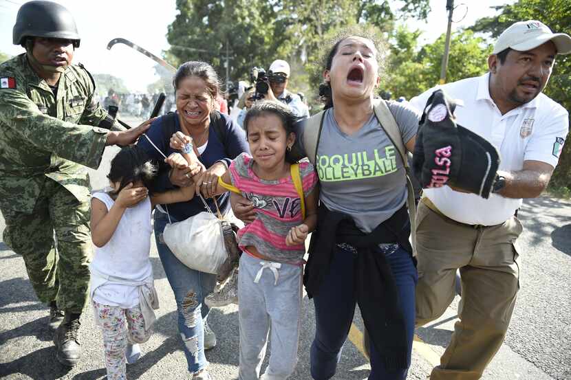 Miembros de la Guardia Nacional y del Instituto de Migración de México detienen a una...