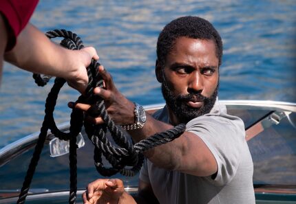 John David Washington en una escena de "Tenet", en una imagen proporcionada por Warner Bros....