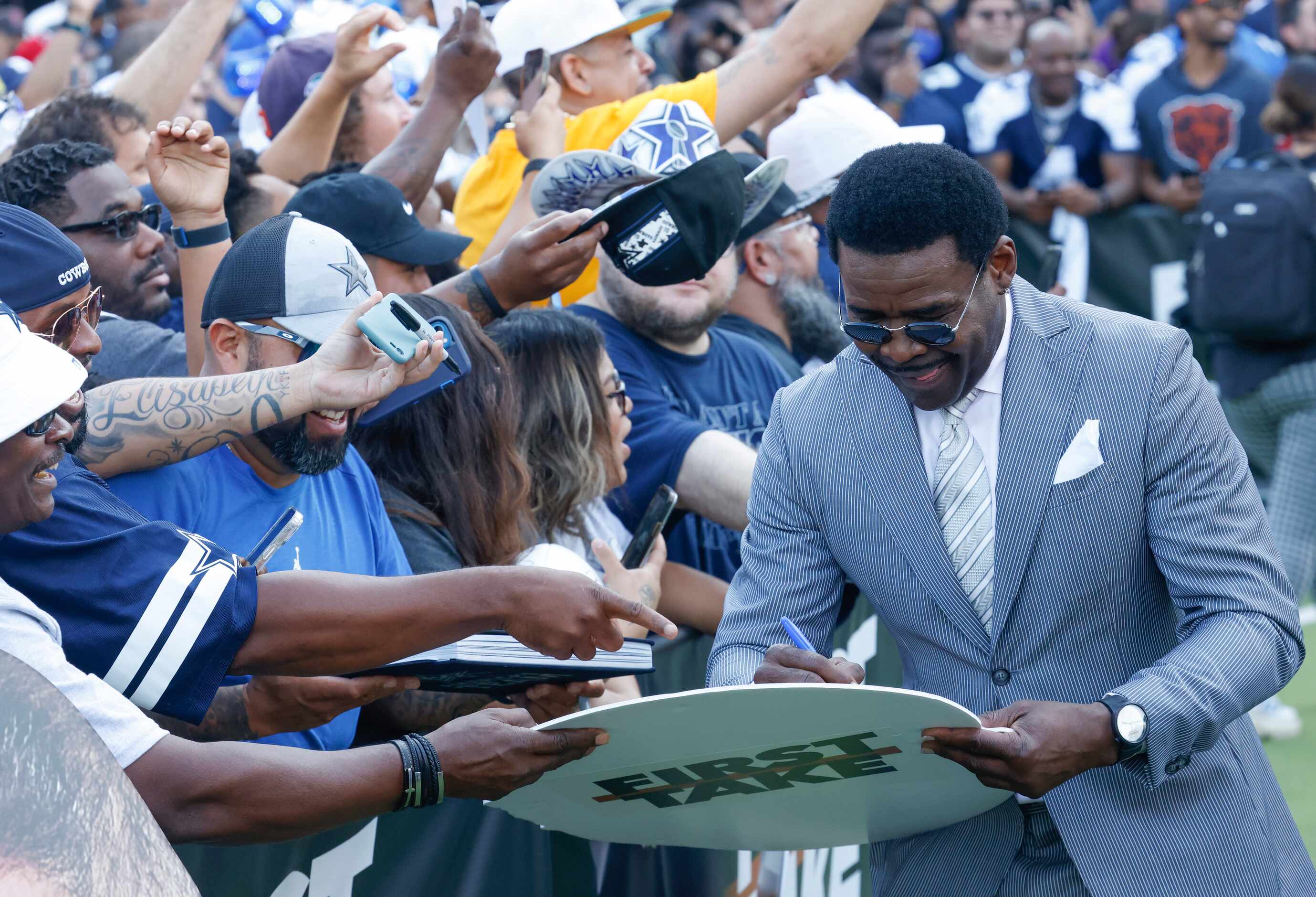 Former Dallas Cowboys player Michael Irvin gives autograph to the fans during the recording...
