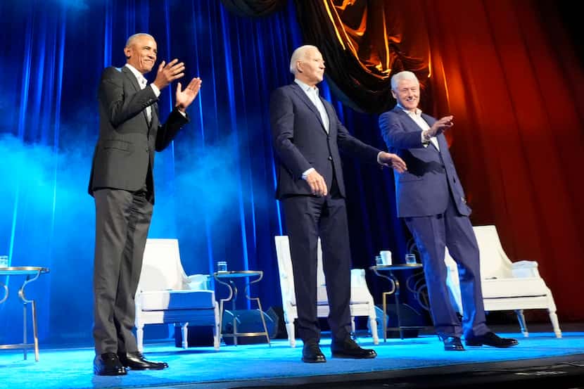 El presidente Joe Biden, al centro, y los expresidentes Barack Obama, izquierda, y Bill...