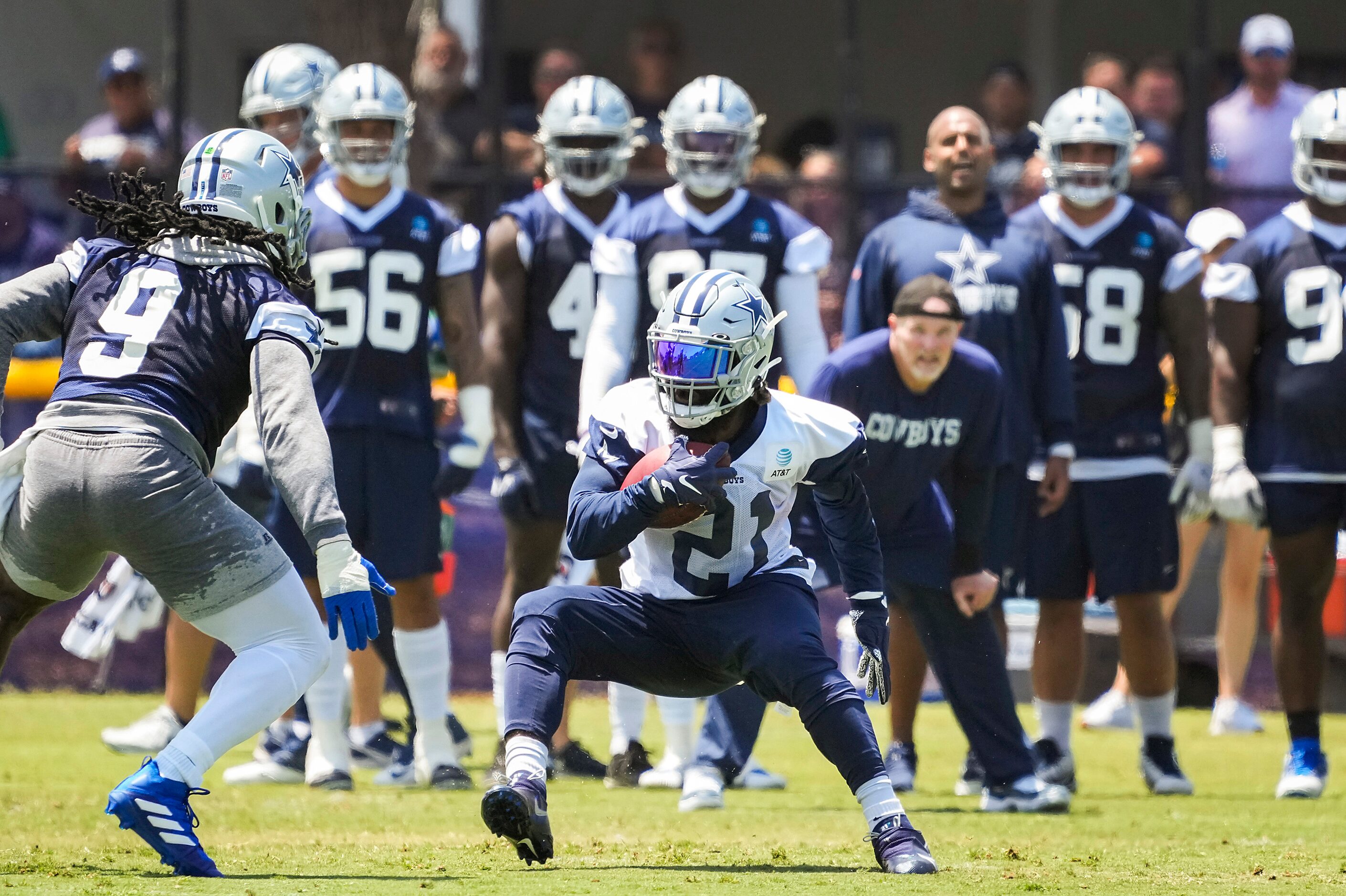 Dallas Cowboys running back Ezekiel Elliott (21) runs the ball against linebacker Jaylon...