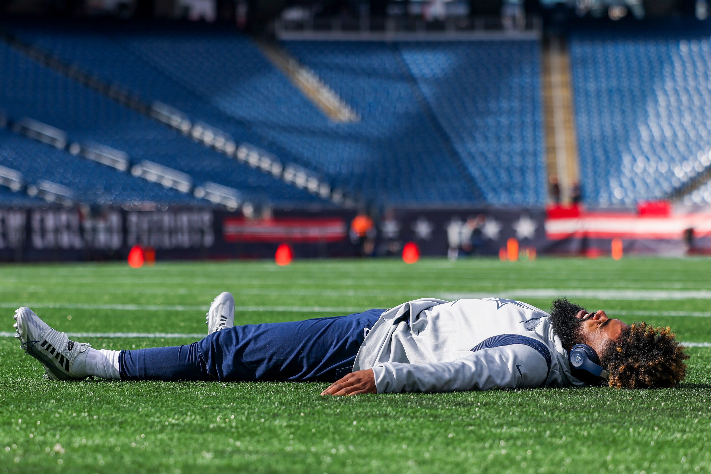 Dallas Cowboys running back Ezekiel Elliott (21) awarms up during the pregame workouts of an...