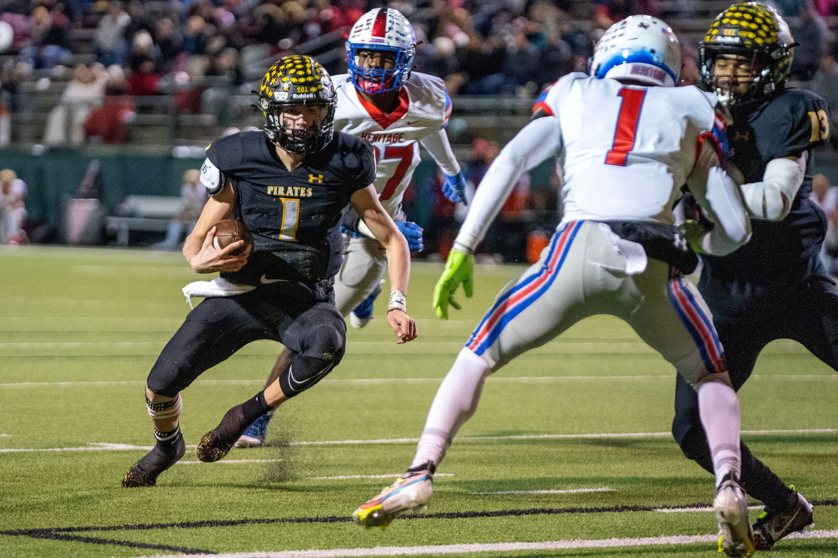 Crandall senior quarterback Luke Moffitt (1) runs in for a go-ahead touchdown as senior wide...