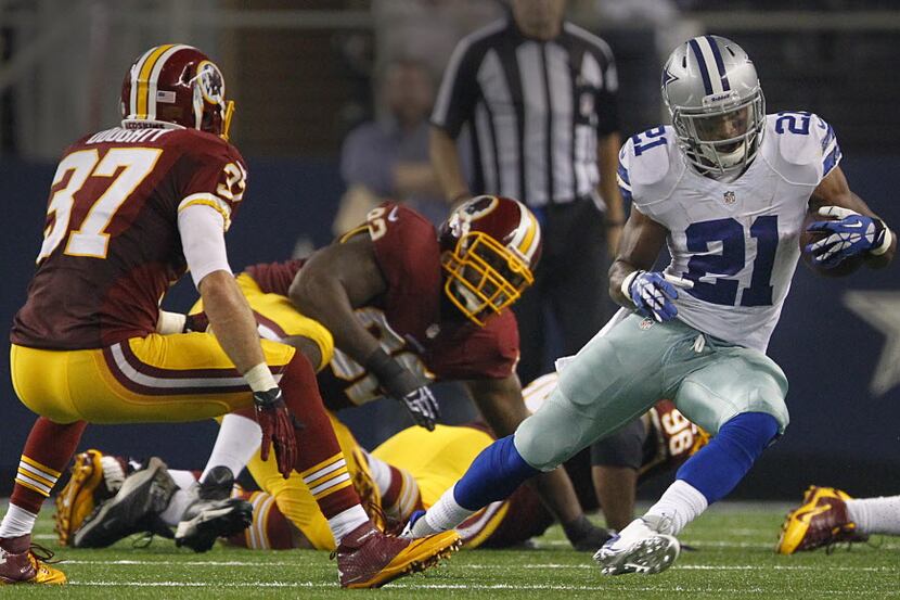 Dallas Cowboys running back Joseph Randle (21) makes a move on Washington Redskins strong...