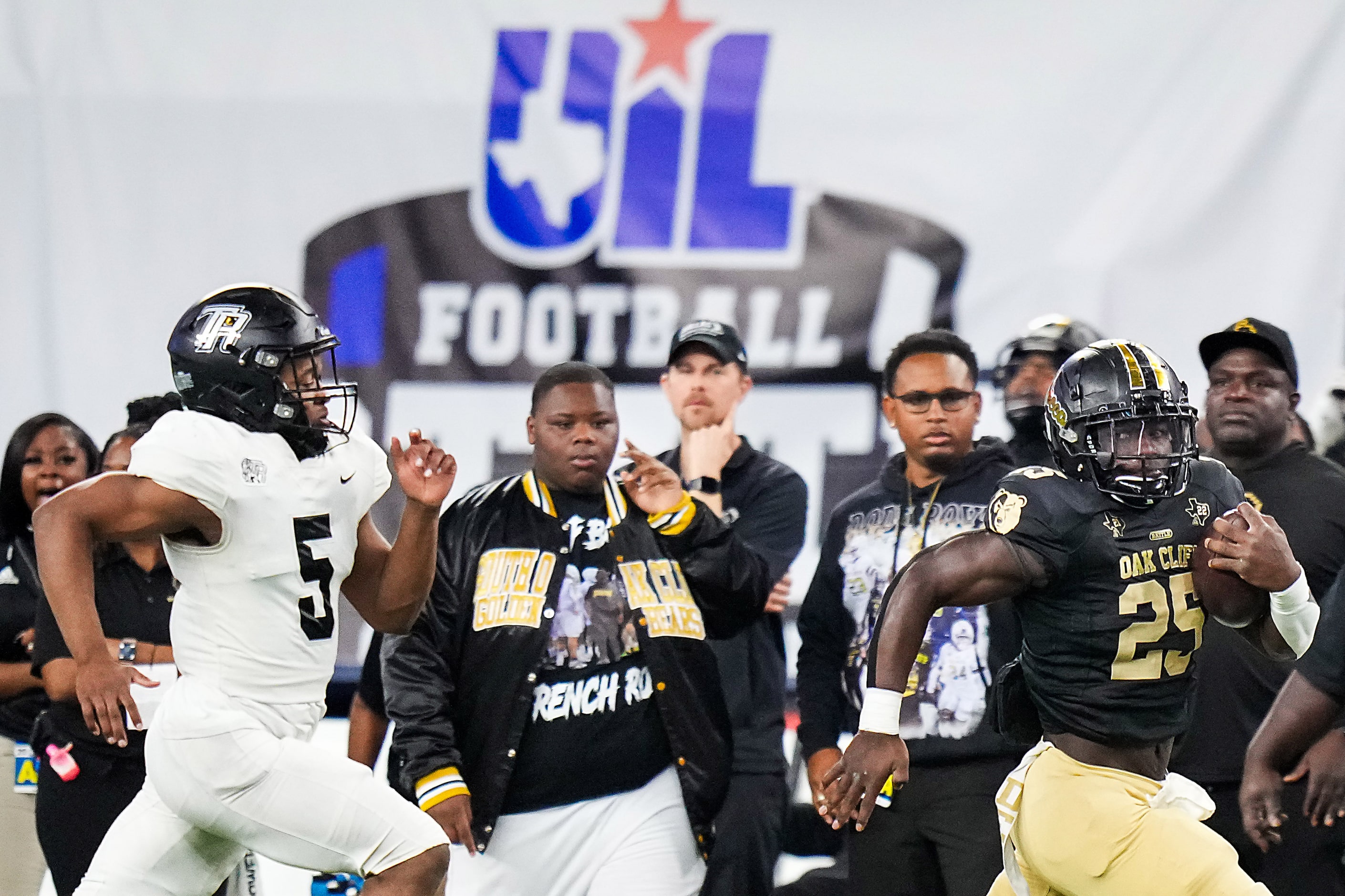 South Oak Cliff running back Damond Williams (25) gets past Richmond Randle linebacker...