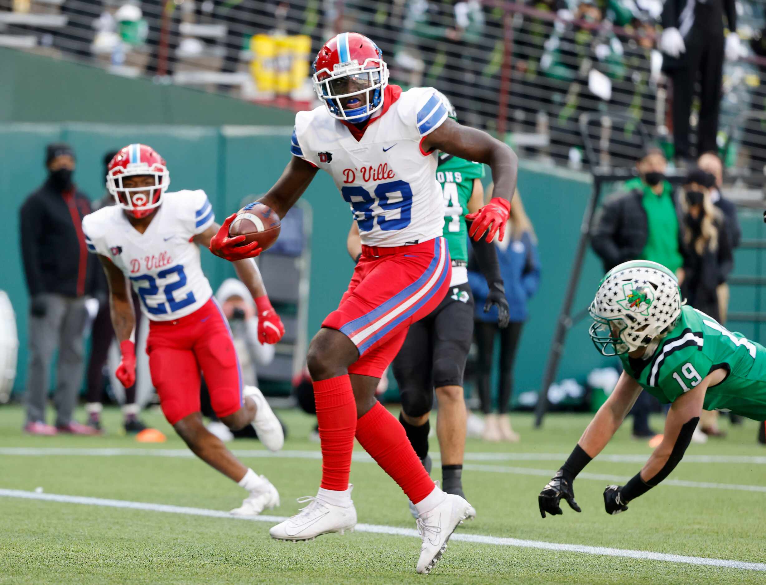 Duncanville wide receiver Jerrale Powers (89) scores a touchdown in front of Southlake’s...