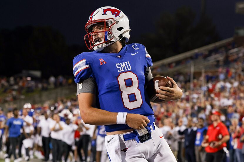 Southern Methodist Mustangs quarterback Tanner Mordecai (8) runs in for a touchdown during...