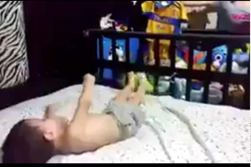 En el video se muestra a un niño que llorando porque aparentemente su madre le ofrece...