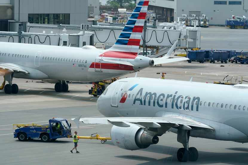 Un avión de American Airlines se prepara para despegar del aeropuerto internacional Logan,...