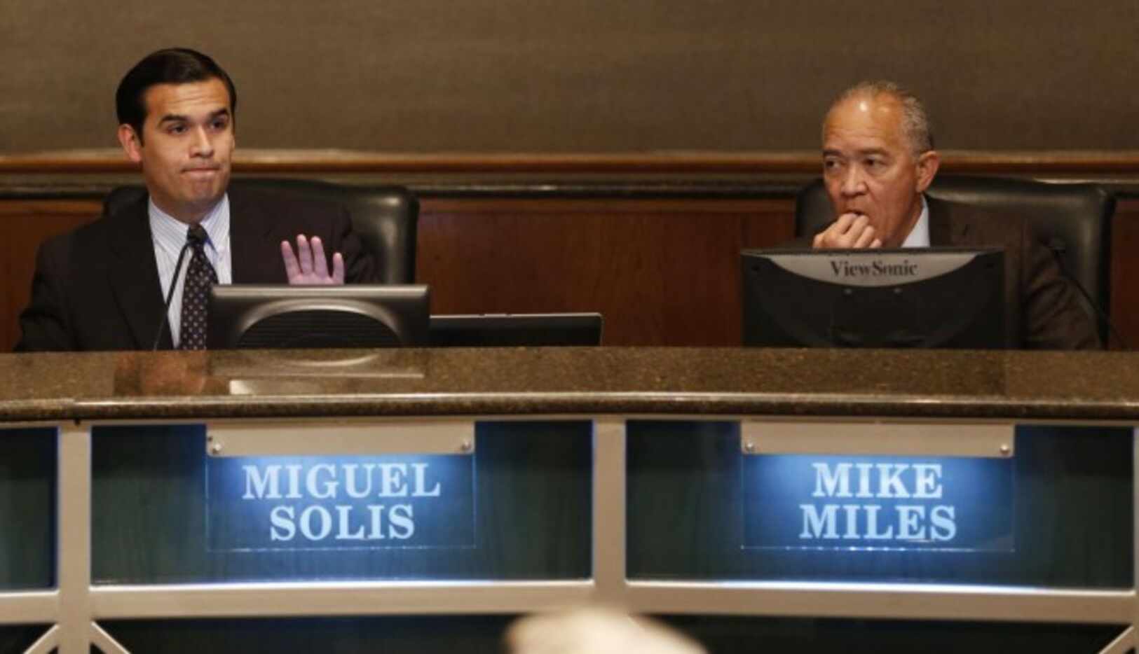 Un juez de Dallas ordenó el martes al presidente de la mesa directiva del DISD, Miguel Solís...