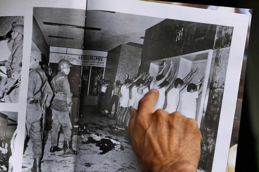 Enrique Espinoza señala una fotografía de 1968 en la cual él es detenido junto con otros...