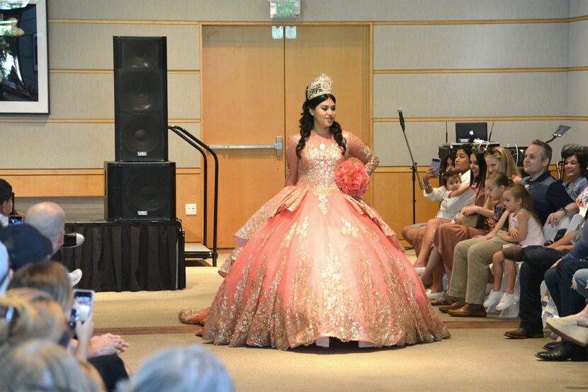 Quinceañeras desfilaron la mañana del sábado 10 de septiembre en el Dallas Arboretum para...