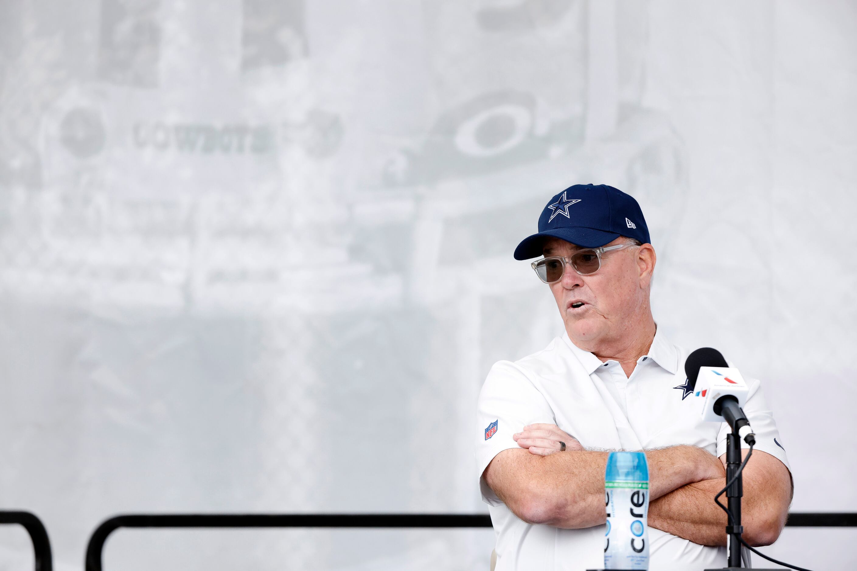 Dallas Cowboys owner Jerry Jones takes questions from the media at the  start of NFL football training camp, Tuesday, July 26, 2022, in Oxnard,  Calif. (AP Photo/Gus Ruelas Stock Photo - Alamy