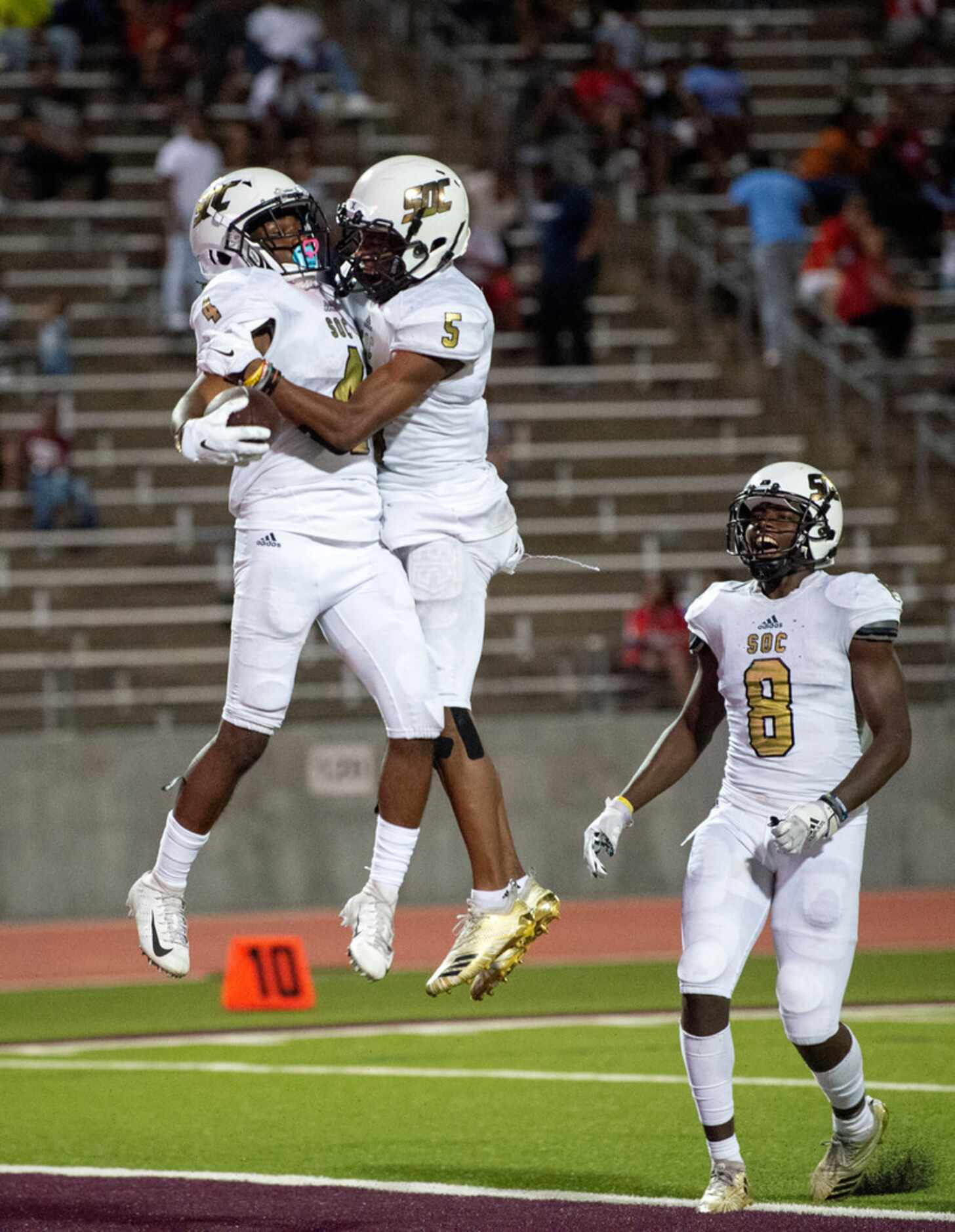 South Oak Cliff senior wide receiver DeMarco Moon (4) celebrates his late game go-ahead...