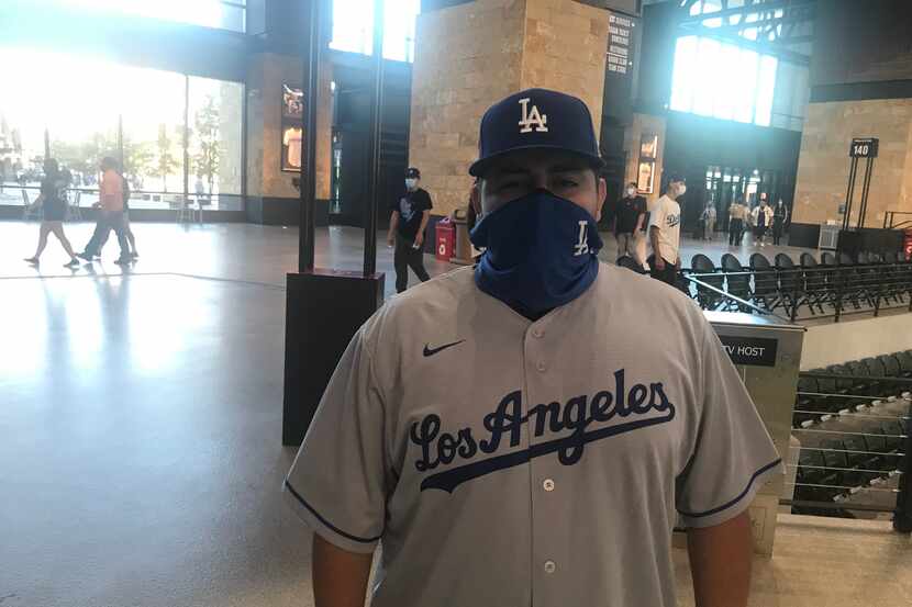 Andrés Sandoval viajó desde Los Ángeles para apoyar a los Dodgers en la Serie de Campeonato...