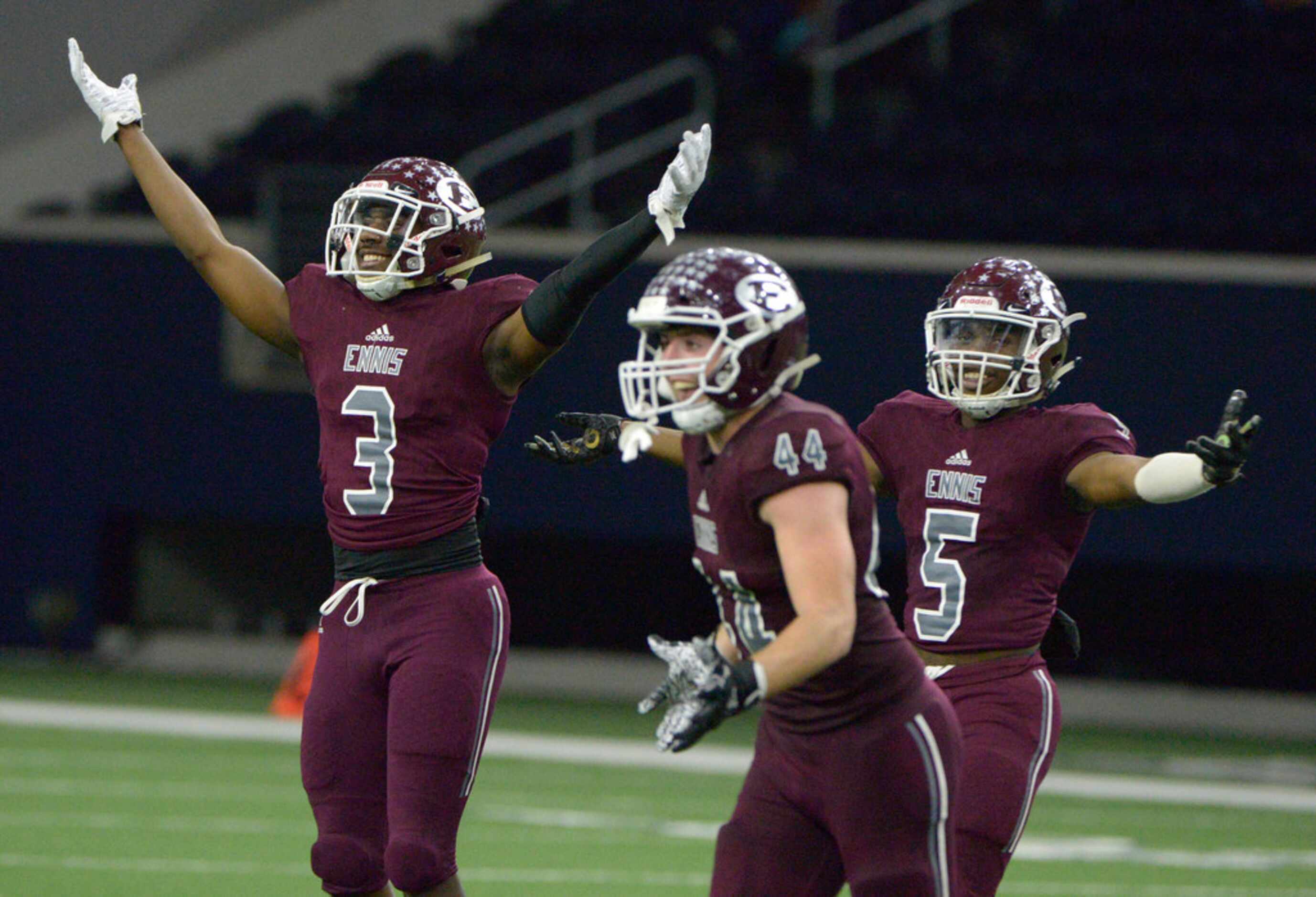 Ennis' De'vian Johnson (3) Dane Vernor (44) and Stephon Townsend (5) celebrate at the end of...