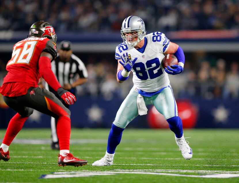 Dallas Cowboys tight end Jason Witten (82) makes a move on Tampa Bay Buccaneers middle...