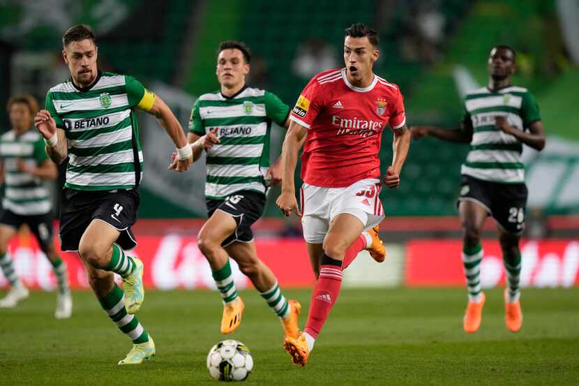 Benfica's Petar Musa, right, views for the balll with Sporting's Sebastian Coates during the...