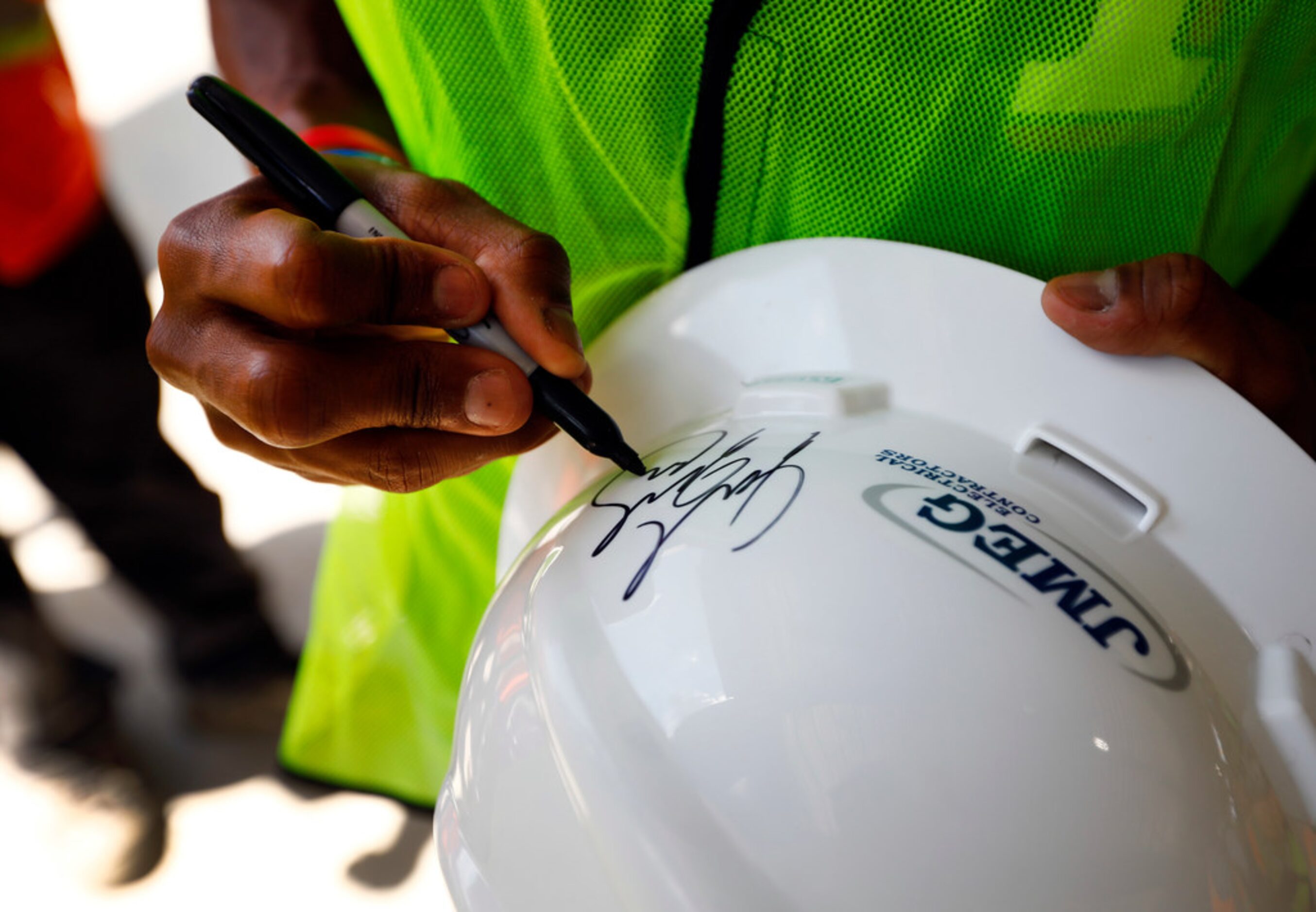 Texas Rangers outfielder Delino DeShields singed autographs for construction workers at the...