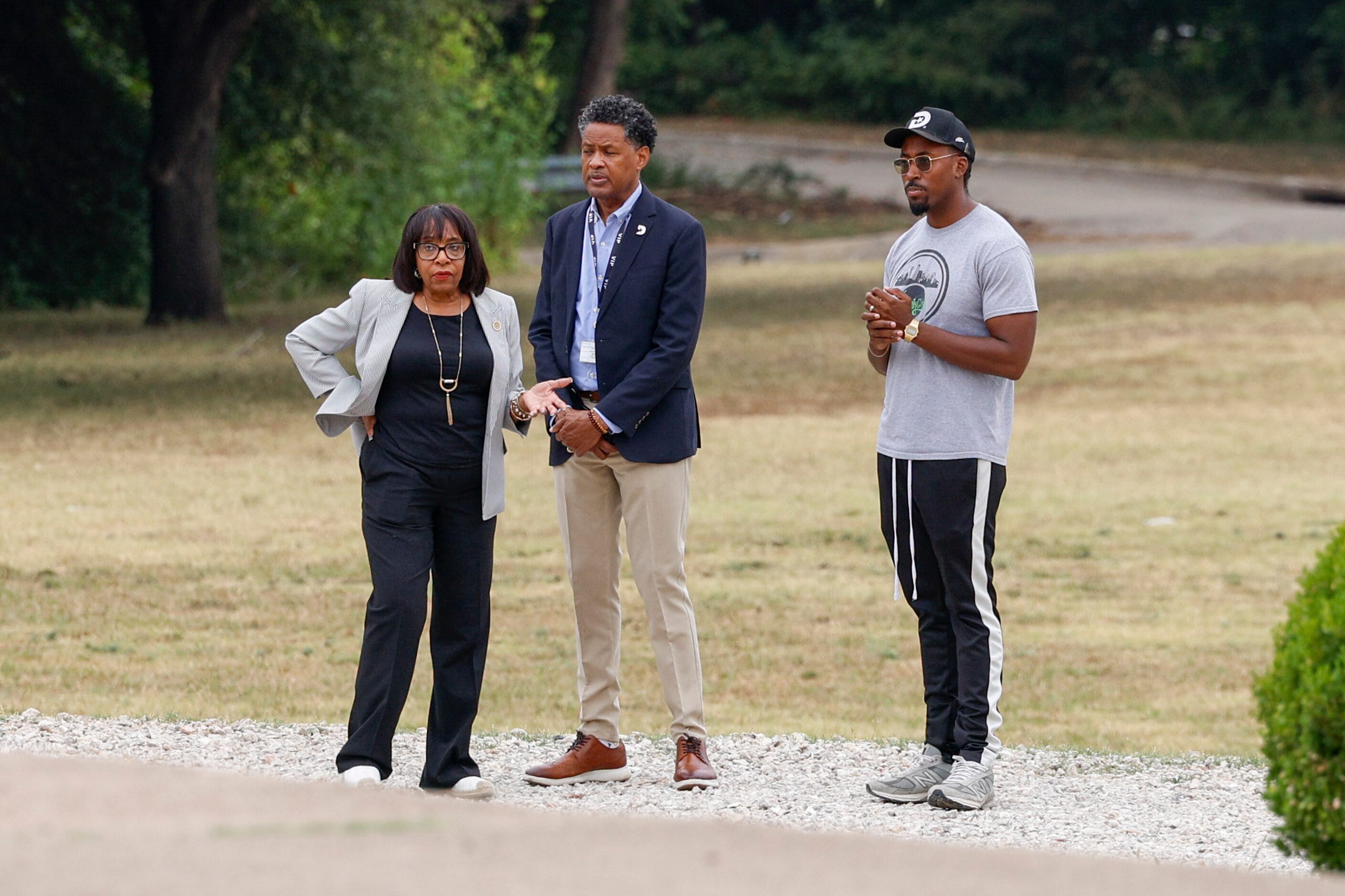 Dallas city councilwoman Carolyn King Arnold (left) talks with council assistant Phil Foster...