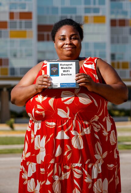 Qiana Vance, una estudiante de salud pública en UNT, junto al hotspot que sacó de la...