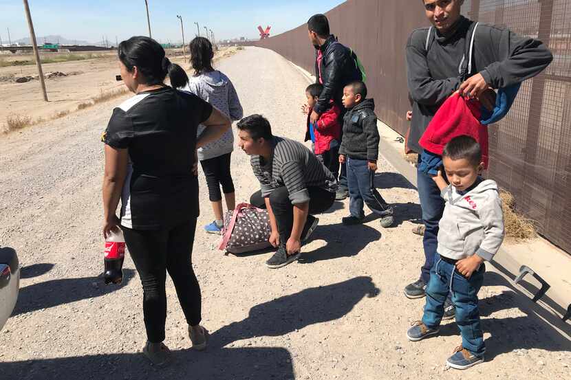 Familias migrantes cruzan la frontera del Río Grande, de Ciudad Juárez a El Paso, para...