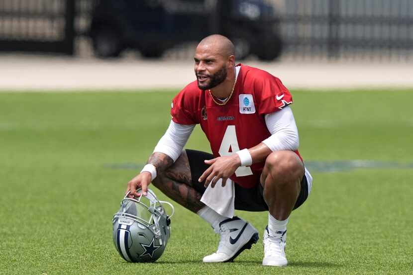 El quarterback de los Dallas Cowboys, Dak Prescott (4), descansa un segundo durante una...