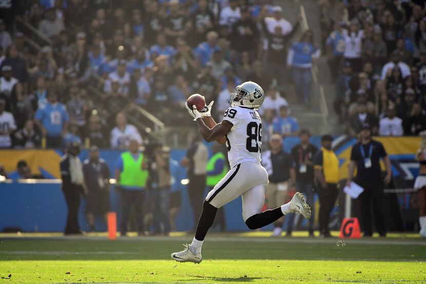 CARSON, CA - DECEMBER 31:  Amari Cooper #89 of the Oakland Raiders makes the 87 yard catch...