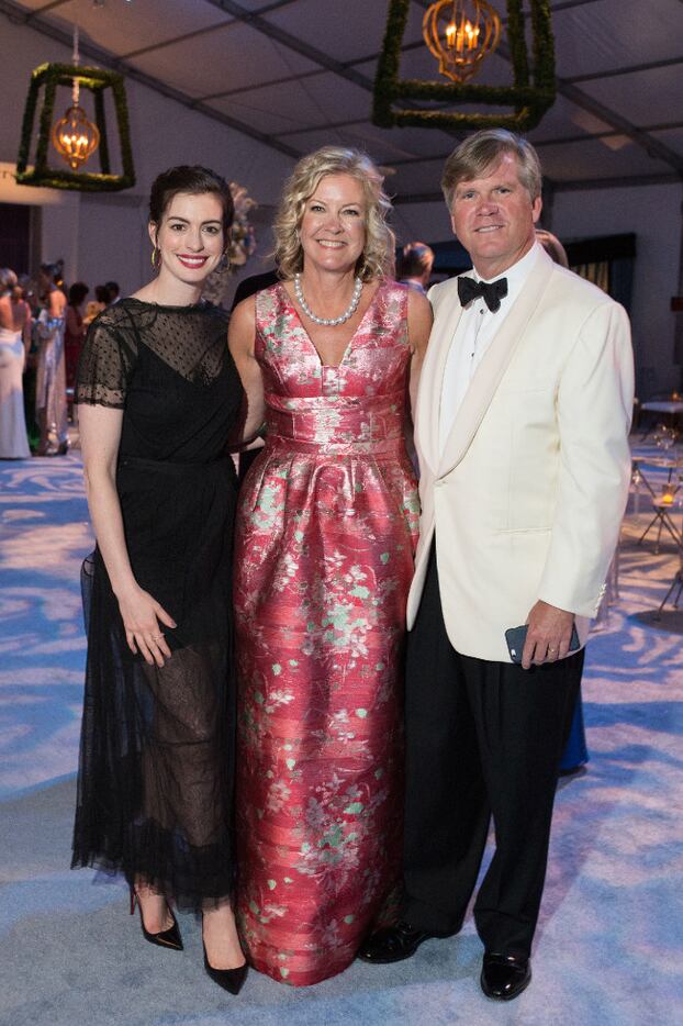 Anne Hathaway and Art Ball Co-chairs Ann and Lee Hobson at the Art Ball 2017 at the Dallas...