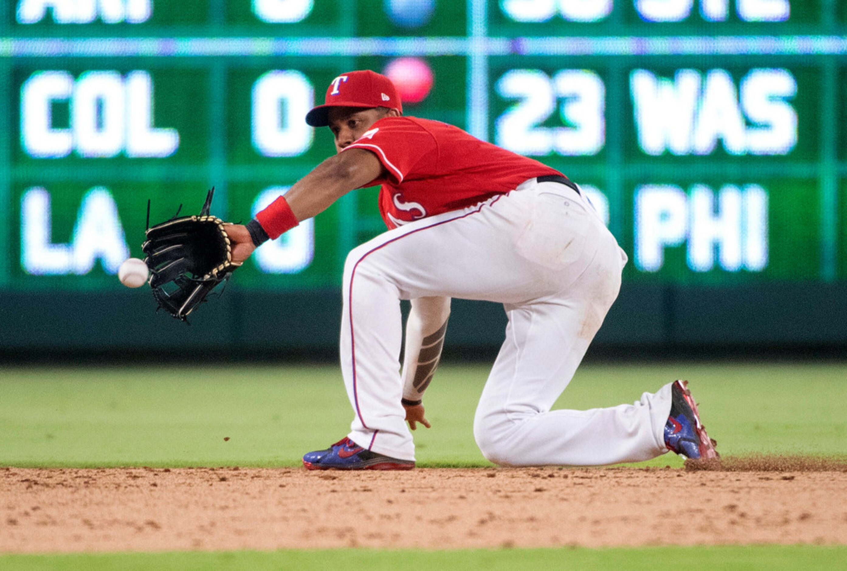 Texas Rangers shortstop Elvis Andrus fields a grounder by Chicago White Sox's Leury Garcia...