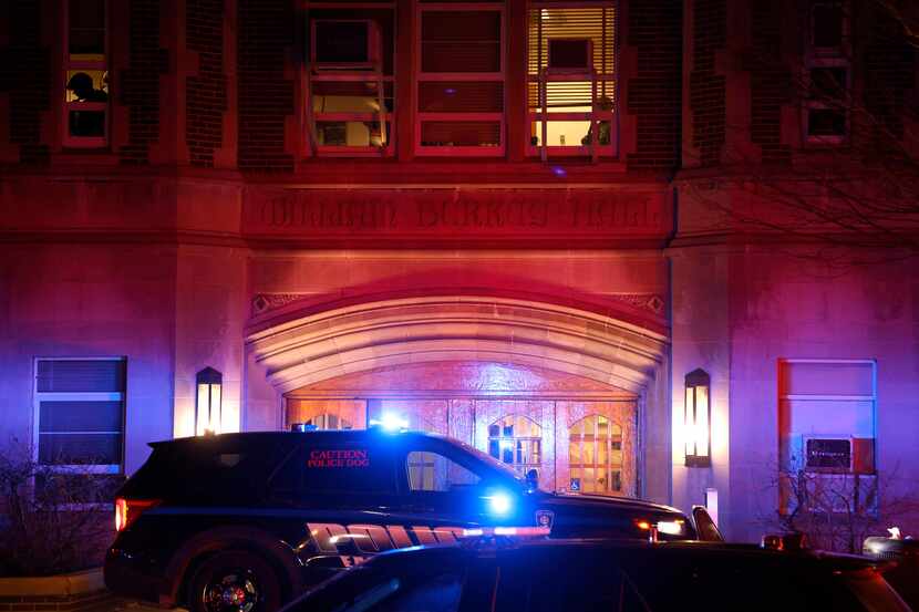 Un automóvil de la policía en el Berkey Hall, dentro del campus de Michigan State...