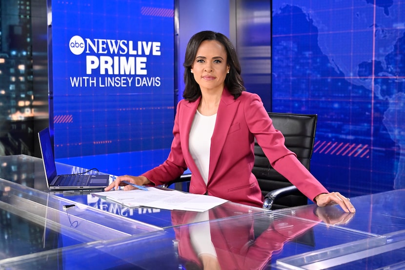 En esta imagen proporcionada por ABC, Linsey Davis en el set de "ABC News Live Prime with...