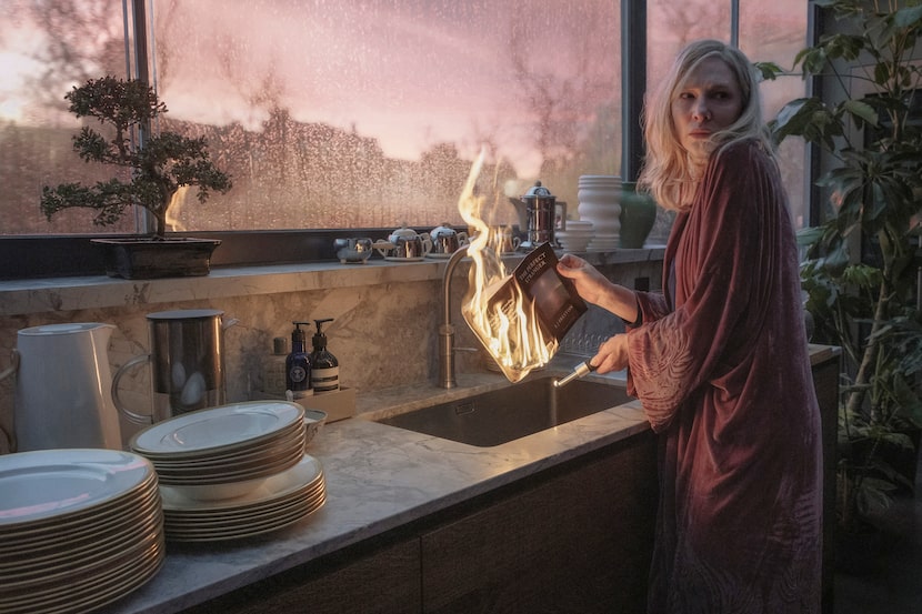 Esta imagen publicada por Apple TV+ muestra a Cate Blanchett en una escena de "Disclaimer"....