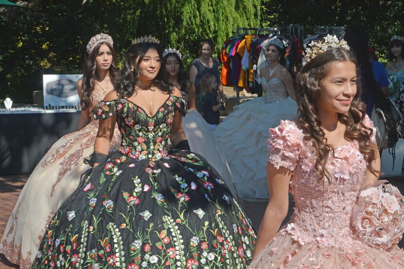 Quinceañeras desfilaron la mañana del sábado 10 de septiembre en el Dallas Arboretum para...