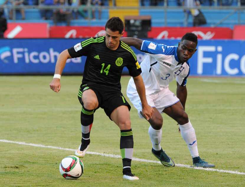 Maynor Figueroa (der.) de Honduras durante un juego de la Copa Oro vs. México. (AFP/Getty...