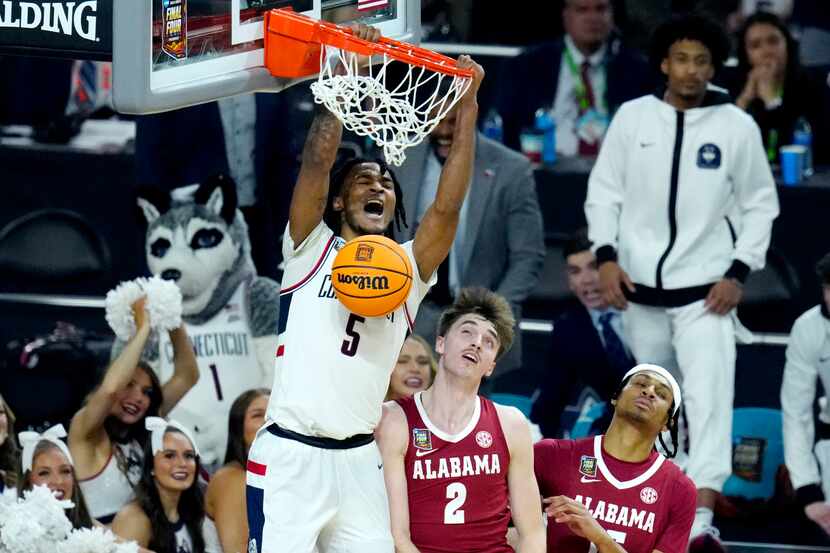 UConn guard Stephon Castle (5) dunks over Alabama forward Grant Nelson (2) during the second...