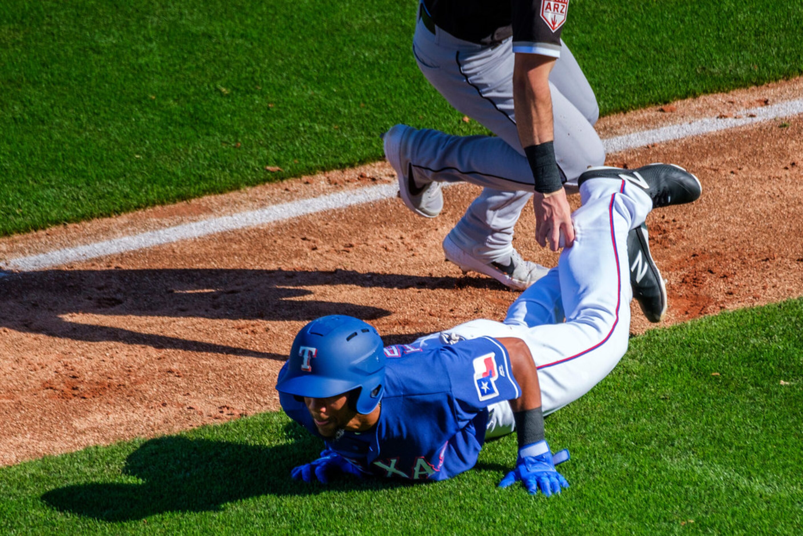 Texas Rangers outfielder Leody Tavares is tagged by Chicago White Sox third baseman Danny...