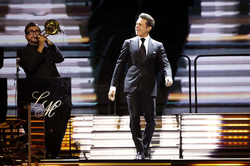 El cantante Luis Miguel durante su concierto en el American Airlines Center, el domingo 29...