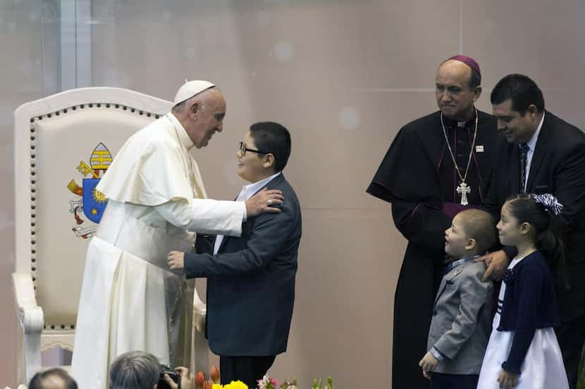 El papa Francisco saluda a un niño en el Colegio de Bachilleres en Ciudad Juárez. (AFP/GETTY...