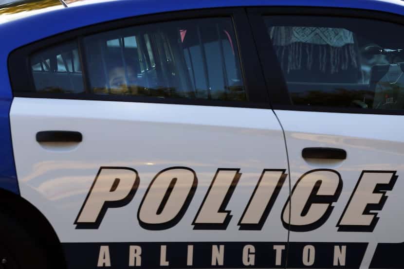 Unos activistas dicen que un agente del Departamento de Policía de Arlington prometió...